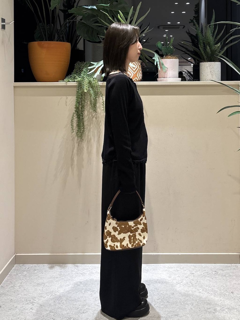 その他のショルダーバッグ、ブラック系のサンダル、ブラック系のTシャツ/カットソーを着用したレディースの春コーディネートの4枚目の写真