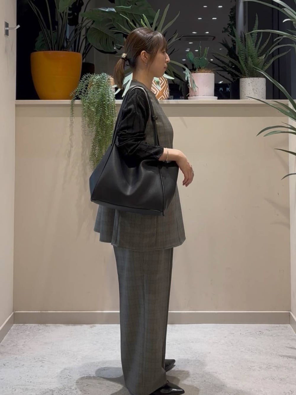 ブラック系のTシャツ/カットソー、その他のベスト、ブラック系のショルダーバッグを着用したレディースの秋コーディネートの4枚目の写真