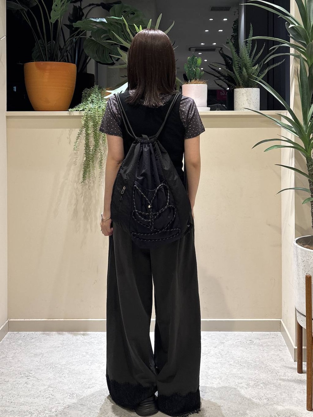 ブラック系のタンクトップ、グレー系のTシャツ/カットソー、グレー系のスウェットパンツを着用したレディースの夏コーディネートの3枚目の写真