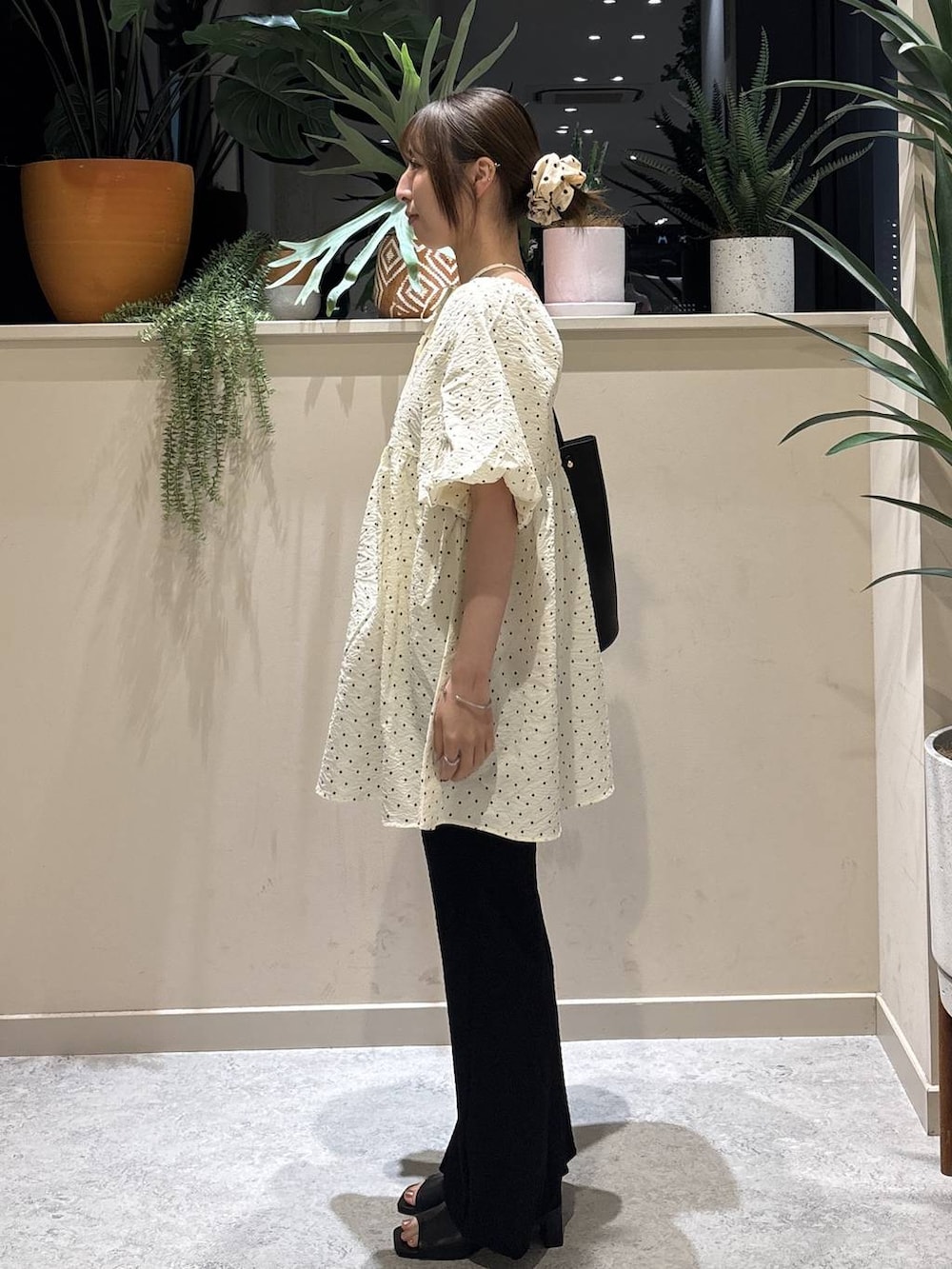 ブラック系のその他パンツ、ブラック系のトートバッグ、その他のシャツ/ブラウスを着用したレディースの夏コーディネートの2枚目の写真