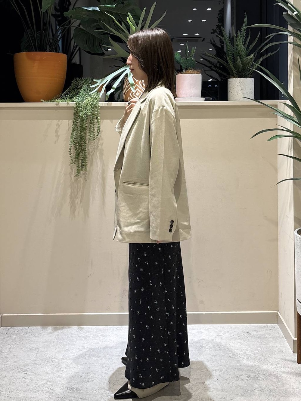 ブラック系のスカート、ベージュ系のその他アウター、ベージュ系のその他パンツを着用したレディースの春コーディネートの2枚目の写真