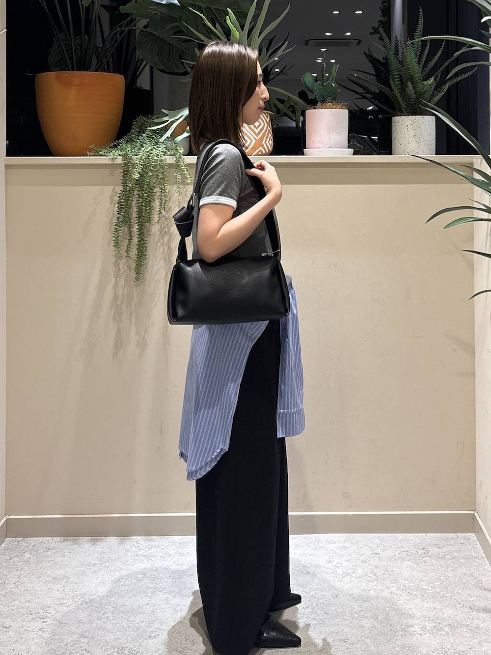 ブラック系のその他パンツ、グレー系のTシャツ/カットソー、ブラック系のサンダルを着用したレディースの春コーディネートの4枚目の写真