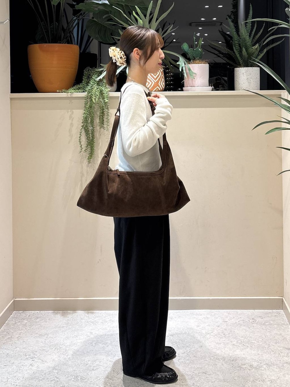 ブラック系のその他パンツ、ホワイト系のニット/セーター、ブラック系のローファーを着用したレディースの冬コーディネートの4枚目の写真