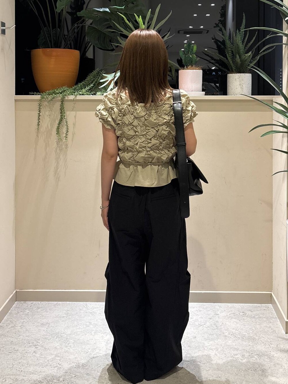 ベージュ系のシャツ/ブラウス、ブラック系のショルダーバッグ、ブラック系のその他パンツを着用したレディースの秋コーディネートの3枚目の写真