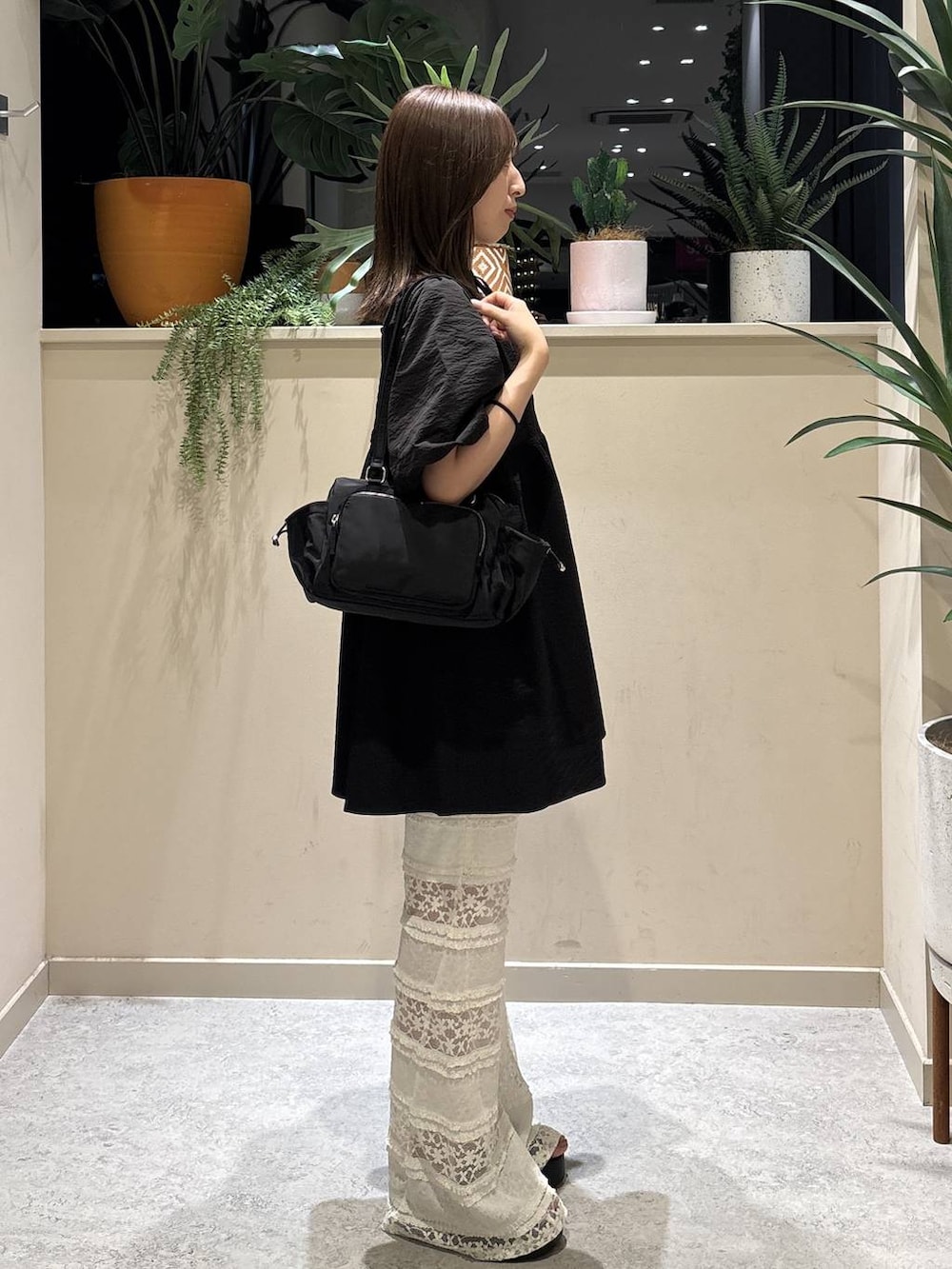 ブラック系のサンダル、ホワイト系のその他パンツ、ブラック系のシャツ/ブラウスを着用したレディースの夏コーディネートの4枚目の写真