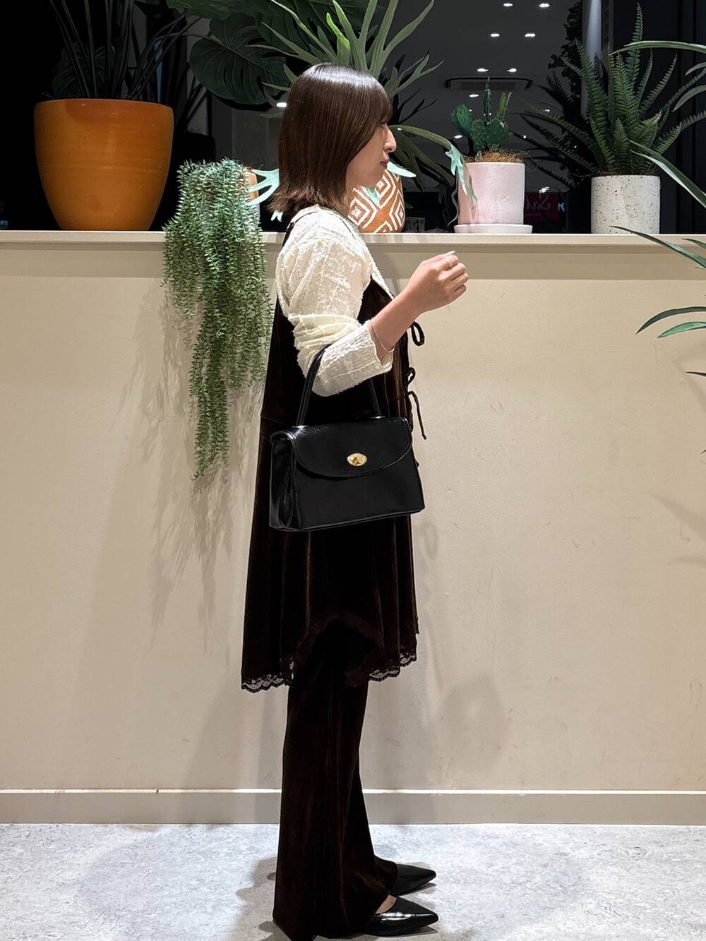 ベージュ系のTシャツ/カットソー、ブラック系のボストンバッグ、ブラウン系のその他パンツを着用したレディースの秋コーディネートの4枚目の写真