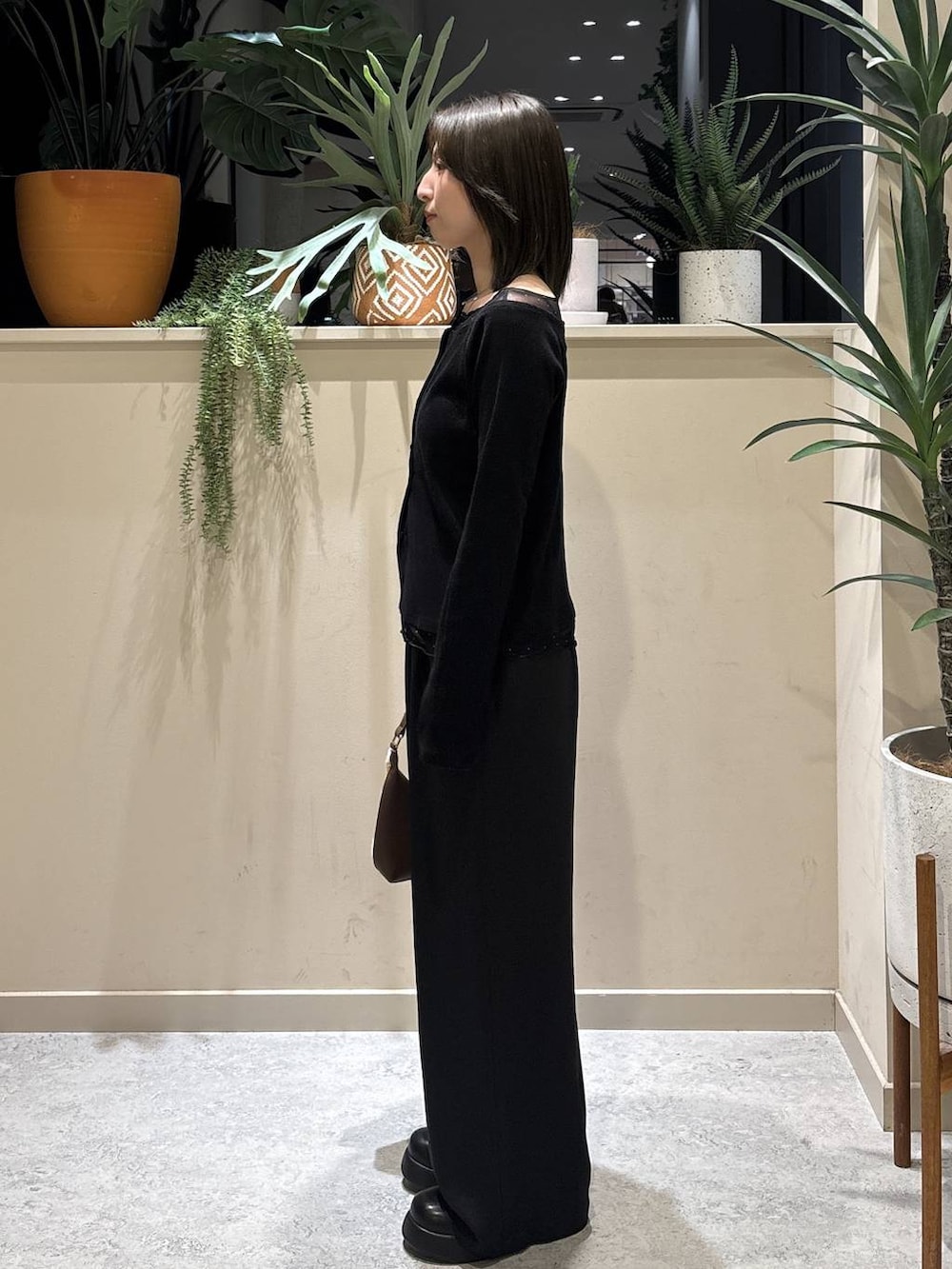 その他のショルダーバッグ、ブラック系のサンダル、ブラック系のTシャツ/カットソーを着用したレディースの春コーディネートの2枚目の写真