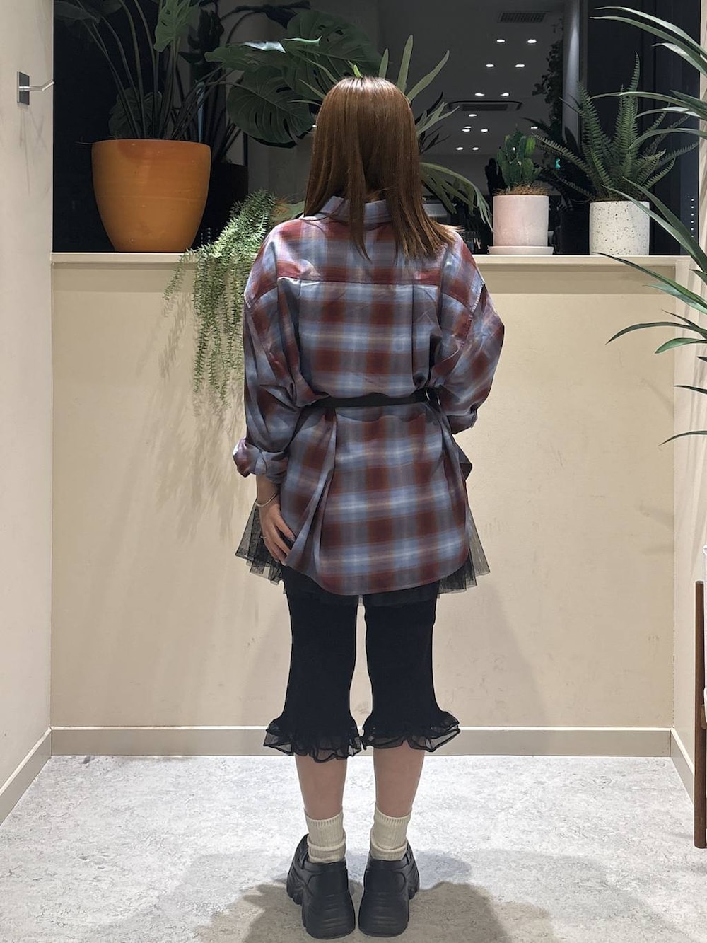 ブラック系のその他パンツ、ブラック系のローファー、ブルー系のシャツ/ブラウスを着用したレディースの秋コーディネートの3枚目の写真