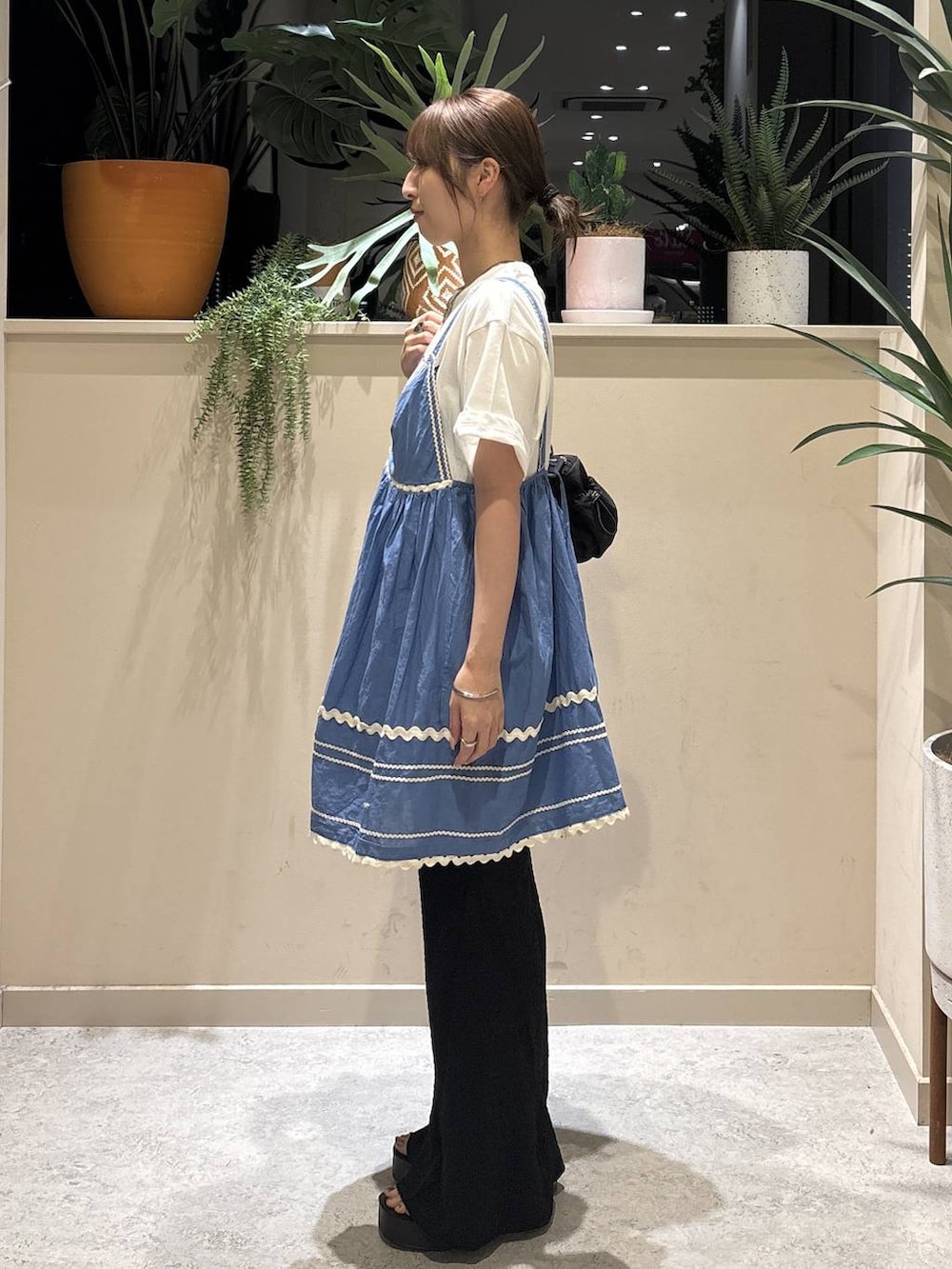ブラック系のサンダル、ブラック系のその他パンツ、ブルー系のワンピースを着用したレディースの夏コーディネートの2枚目の写真