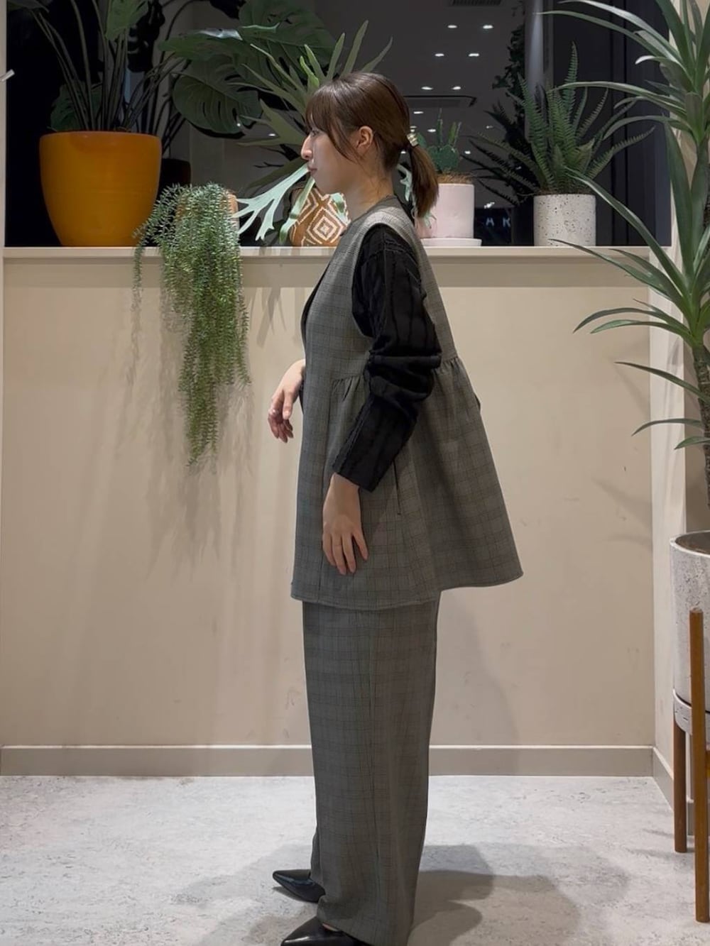 ブラック系のTシャツ/カットソー、その他のベスト、ブラック系のショルダーバッグを着用したレディースの秋コーディネートの2枚目の写真