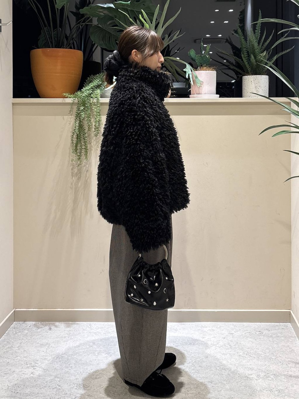 その他のその他パンツ、ブラック系のモカシン/デッキシューズ、ブラック系のハンドバッグを着用したレディースの冬コーディネートの4枚目の写真