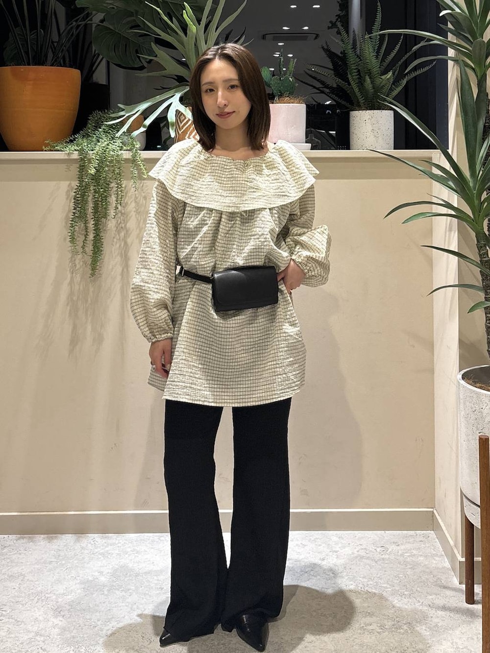ブラック系のボディバッグ/ウエストポーチ、ブラック系のその他パンツ、ブラック系のサンダルを着用したレディースの春コーディネートの3枚目の写真