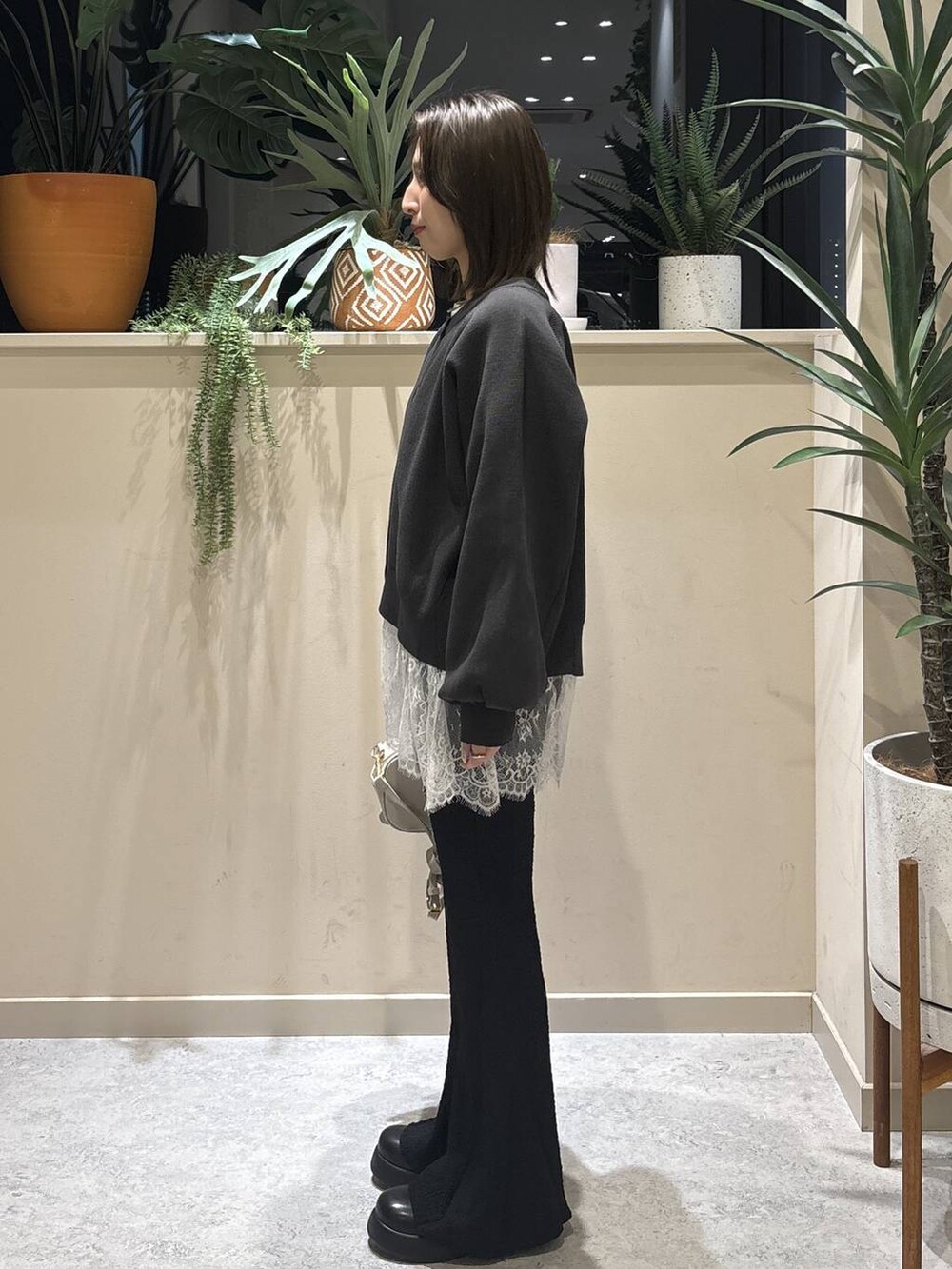 ホワイト系のボストンバッグ、ブラック系のサンダル、ブラック系のその他パンツを着用したレディースの春コーディネートの2枚目の写真