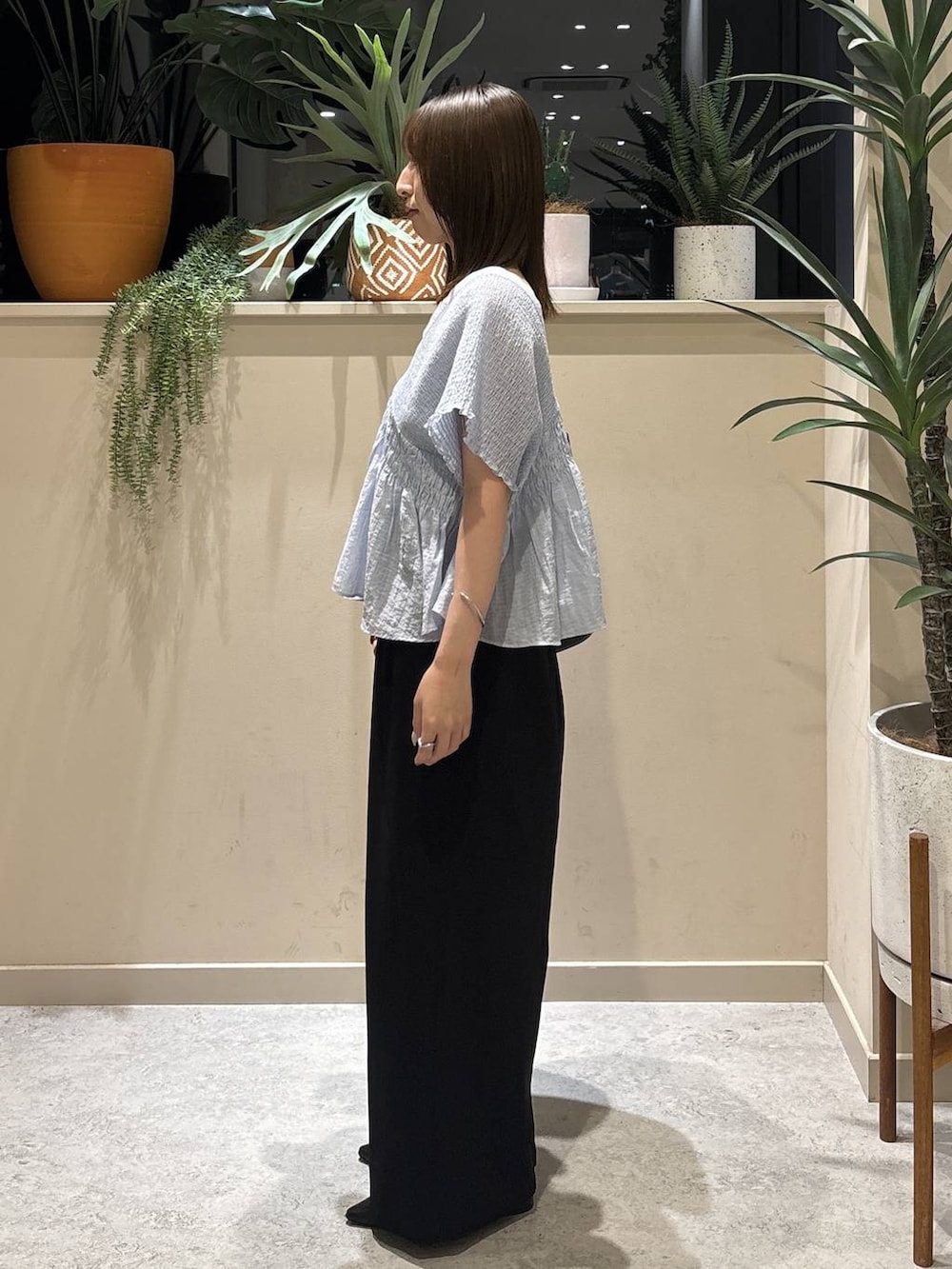 ブラック系のその他パンツ、シルバー系のタンクトップ、ブラック系のトートバッグを着用したレディースの夏コーディネートの2枚目の写真