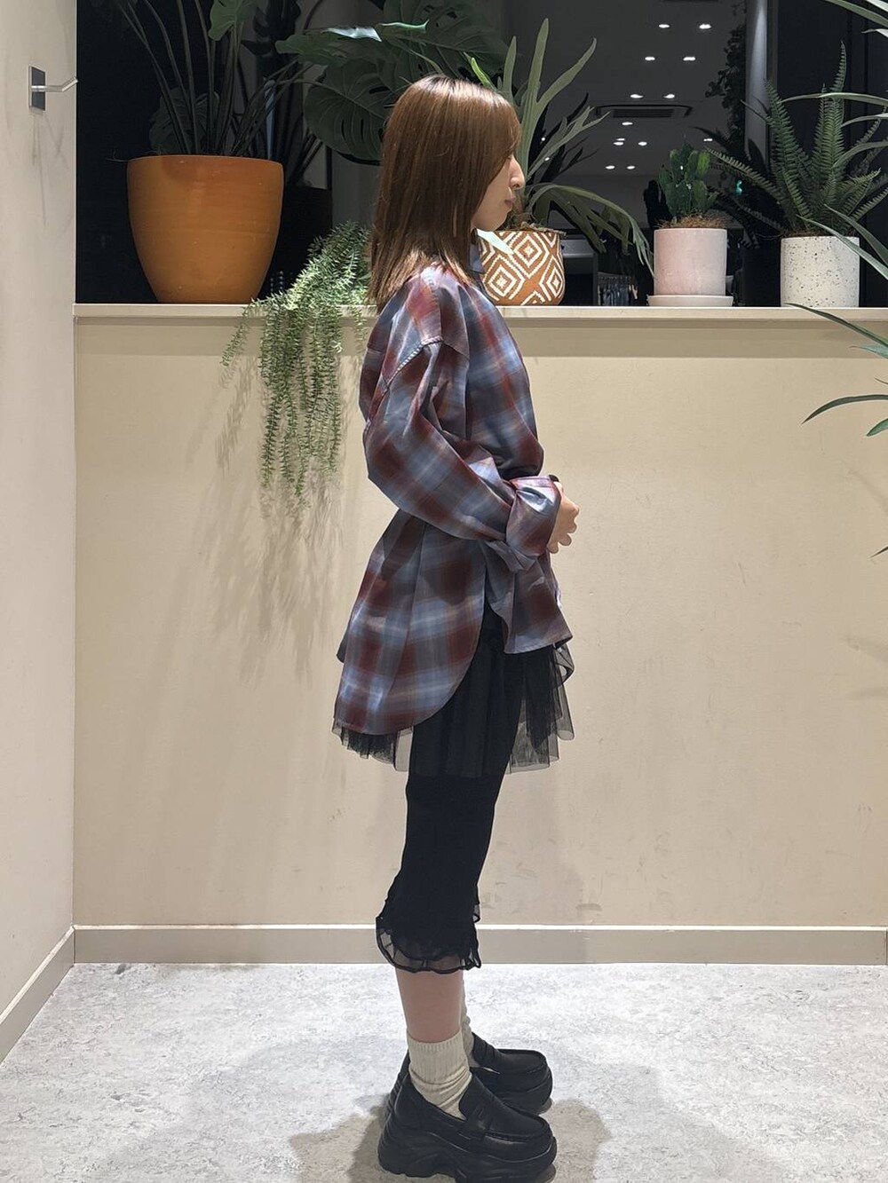 ブラック系のその他パンツ、ブラック系のローファー、ブルー系のシャツ/ブラウスを着用したレディースの秋コーディネートの4枚目の写真