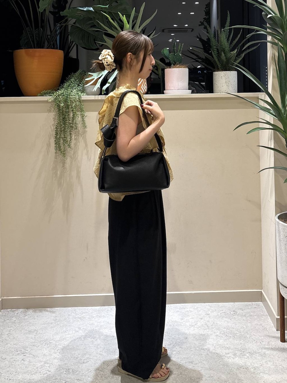 ブラック系のその他パンツ、ホワイト系のサンダル、ブラック系のショルダーバッグを着用したレディースの夏コーディネートの4枚目の写真