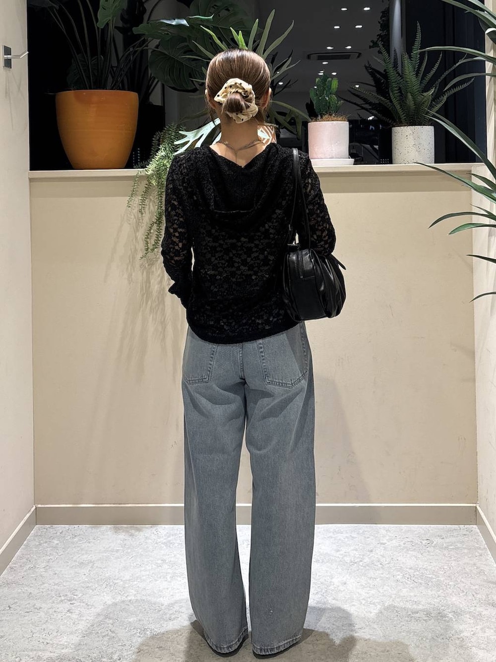 ブラック系のボストンバッグ、ブラック系のサンダル、ブラック系のTシャツ/カットソーを着用したレディースの夏コーディネートの3枚目の写真