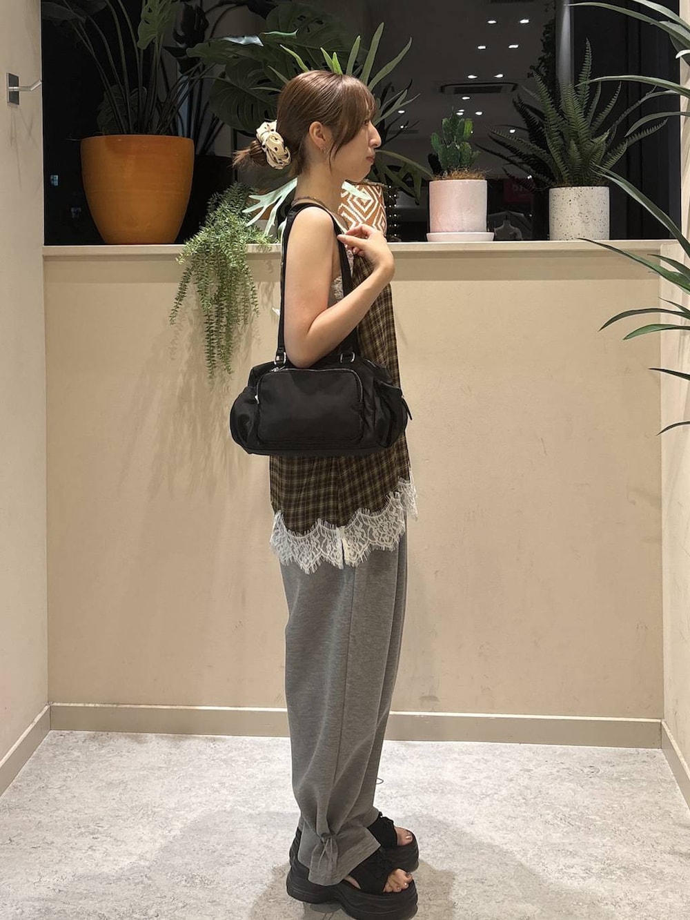 グレー系のスウェットパンツ、ブラウン系のキャミソール、シルバー系のタンクトップを着用したレディースの秋コーディネートの4枚目の写真