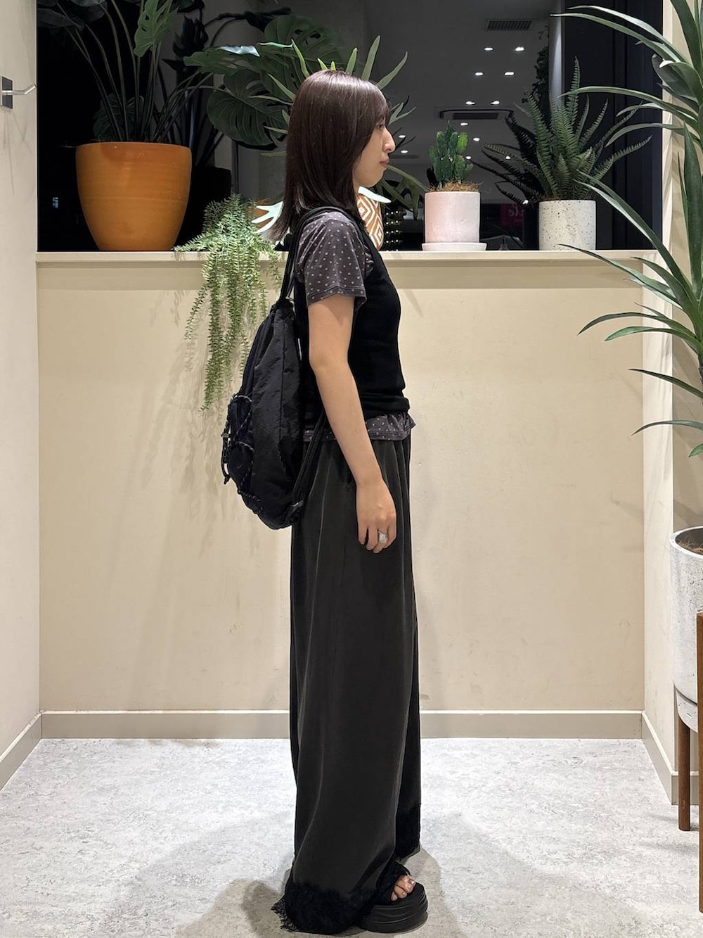 ブラック系のタンクトップ、グレー系のTシャツ/カットソー、グレー系のスウェットパンツを着用したレディースの夏コーディネートの4枚目の写真