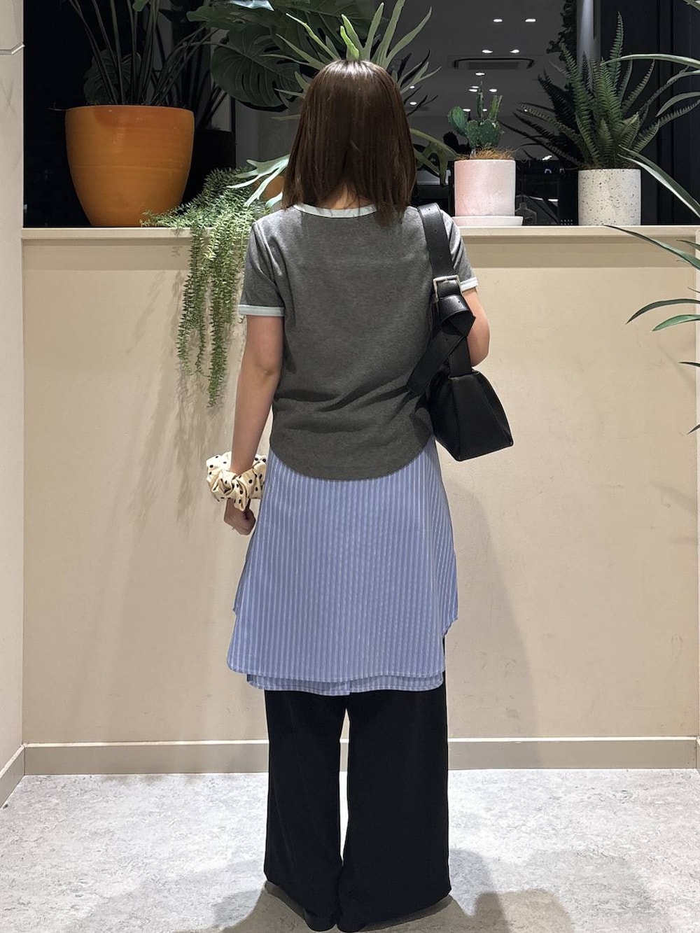 ブラック系のその他パンツ、グレー系のTシャツ/カットソー、ブラック系のサンダルを着用したレディースの春コーディネートの3枚目の写真