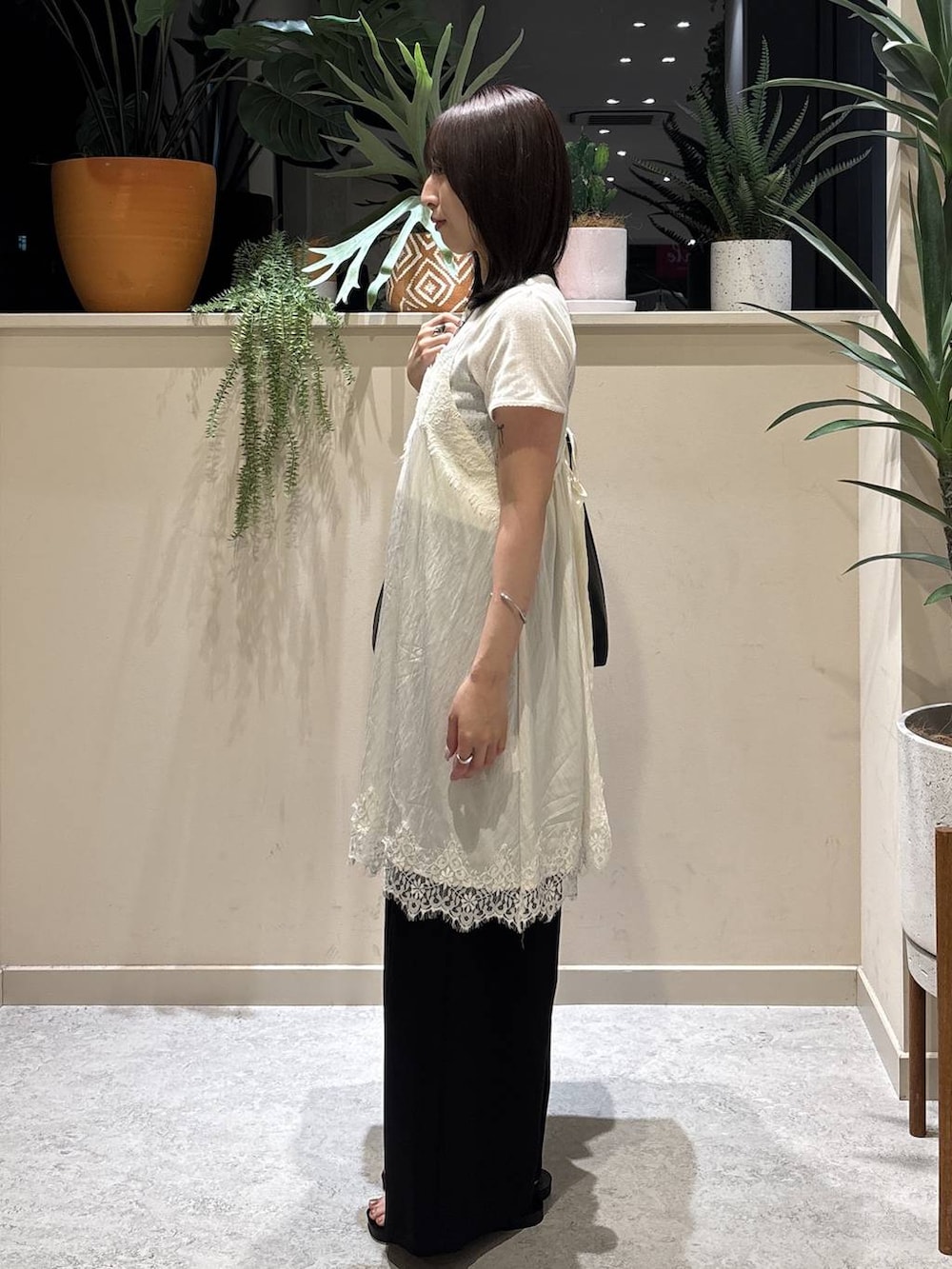 ブラック系のショルダーバッグ、ブラック系のその他パンツ、ブラック系のサンダルを着用したレディースの夏コーディネートの2枚目の写真