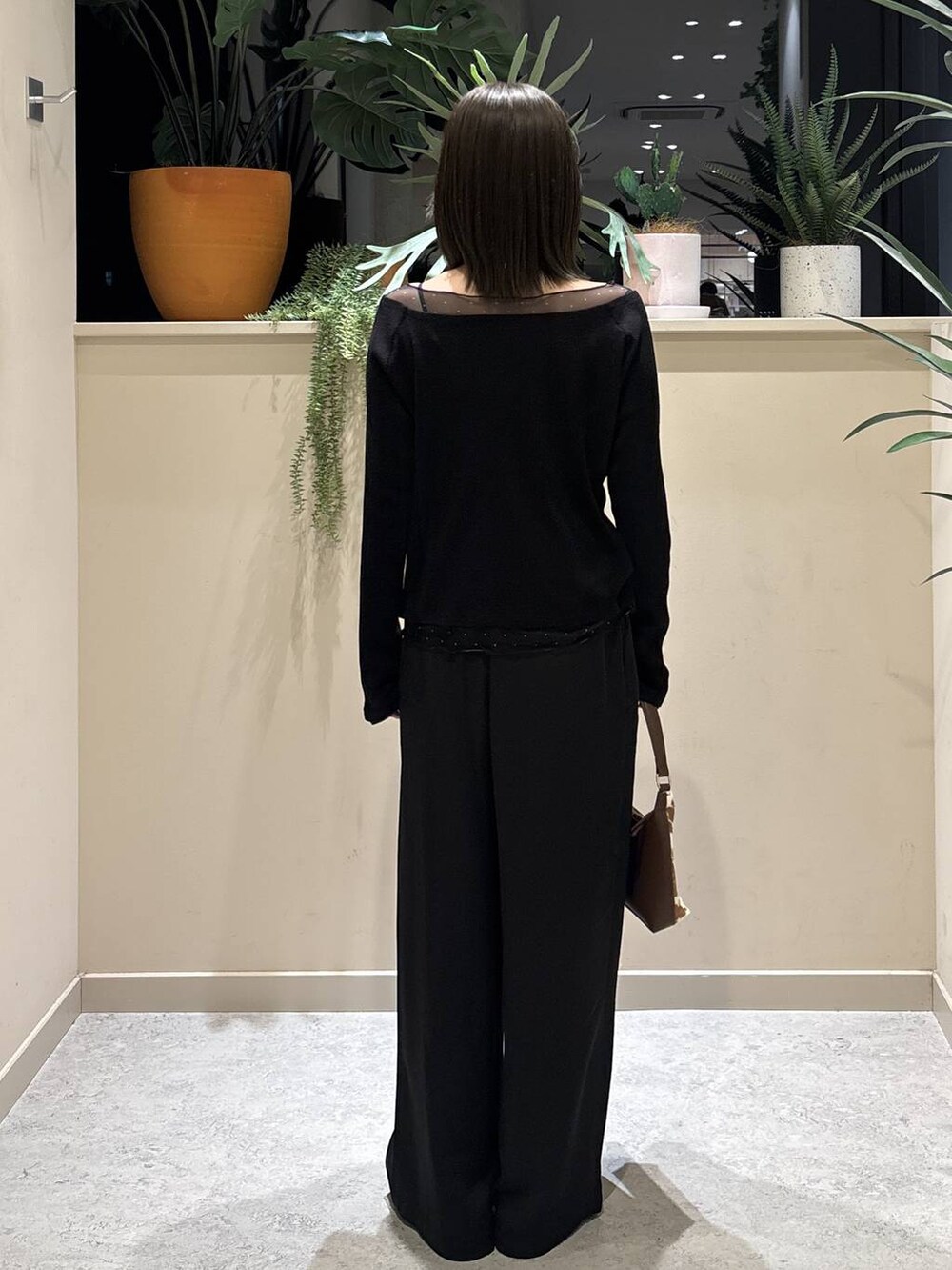 その他のショルダーバッグ、ブラック系のサンダル、ブラック系のTシャツ/カットソーを着用したレディースの春コーディネートの3枚目の写真