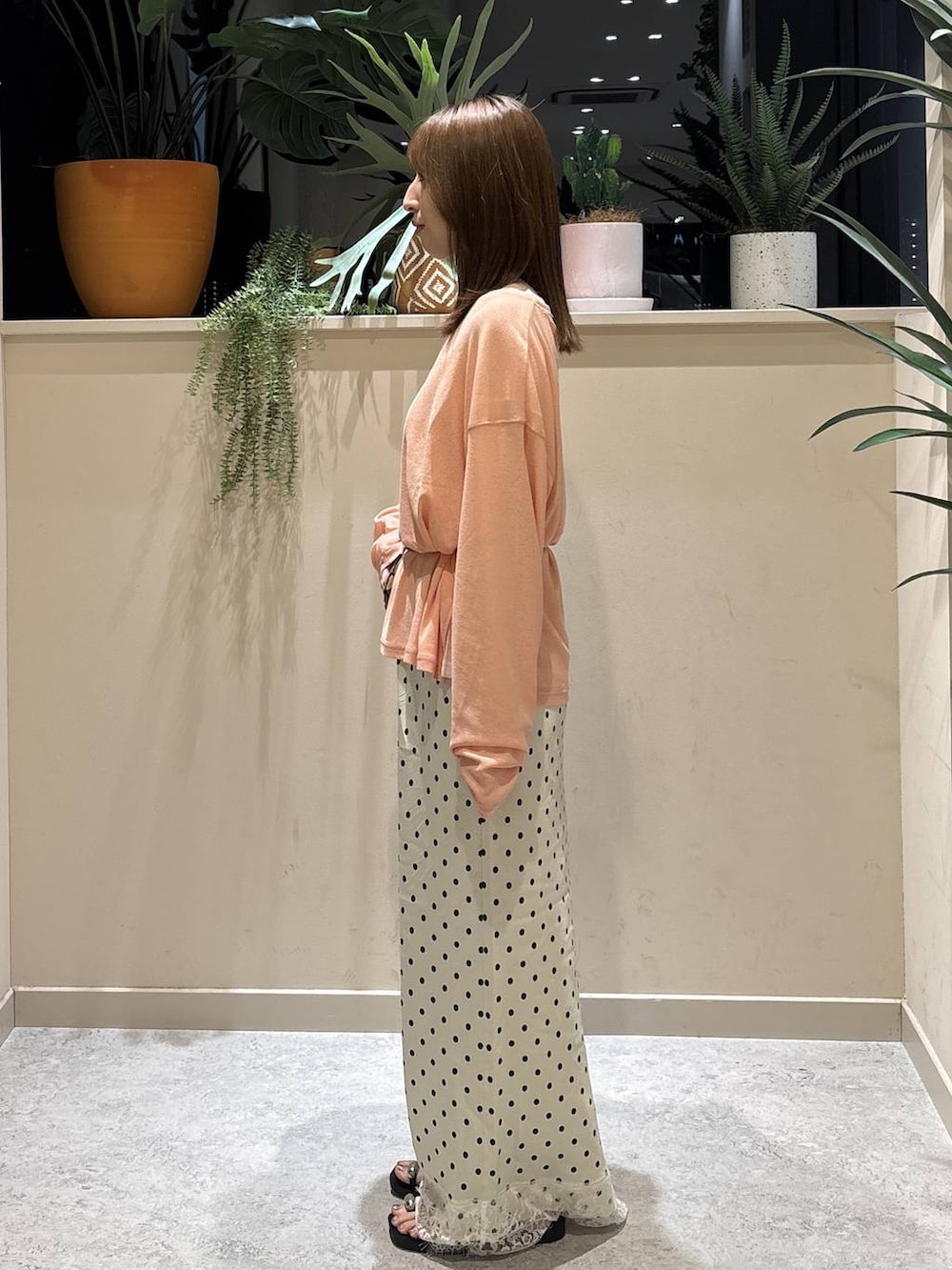 イエロー系のボディバッグ/ウエストポーチ、ホワイト系のTシャツ/カットソー、ピンク系のTシャツ/カットソーを着用したレディースの秋コーディネートの2枚目の写真