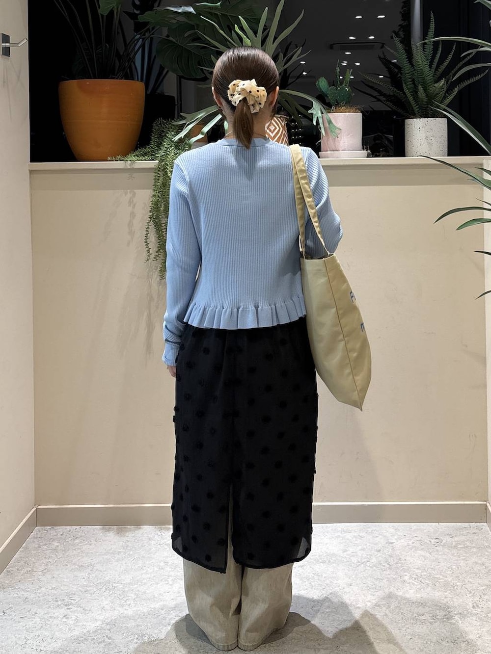 ベージュ系のデニムパンツ、ベージュ系のトートバッグ、ブラック系のローファーを着用したレディースの冬コーディネートの3枚目の写真