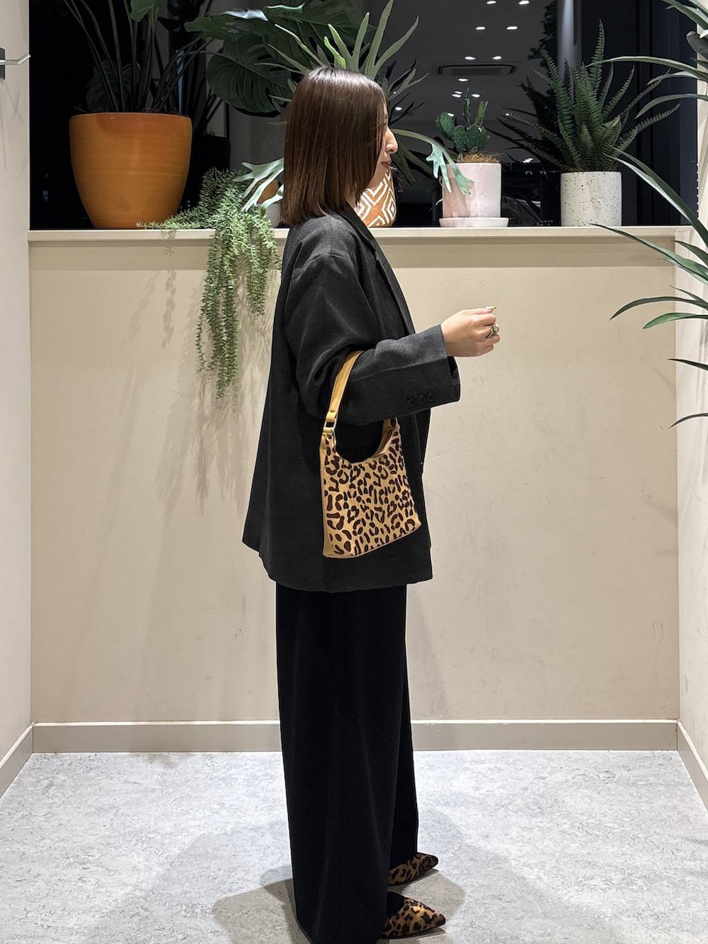 ブラック系のその他パンツ、その他のショルダーバッグ、ホワイト系のTシャツ/カットソーを着用したレディースの冬コーディネートの4枚目の写真