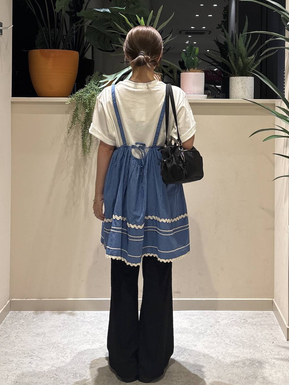 ブラック系のサンダル、ブラック系のその他パンツ、ブルー系のワンピースを着用したレディースの夏コーディネートの3枚目の写真