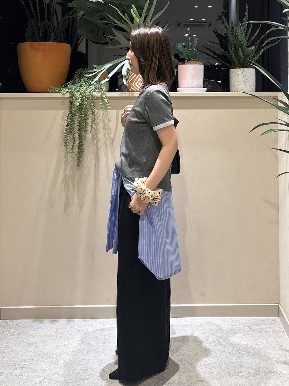 ブラック系のその他パンツ、グレー系のTシャツ/カットソー、ブラック系のサンダルを着用したレディースの春コーディネートの2枚目の写真