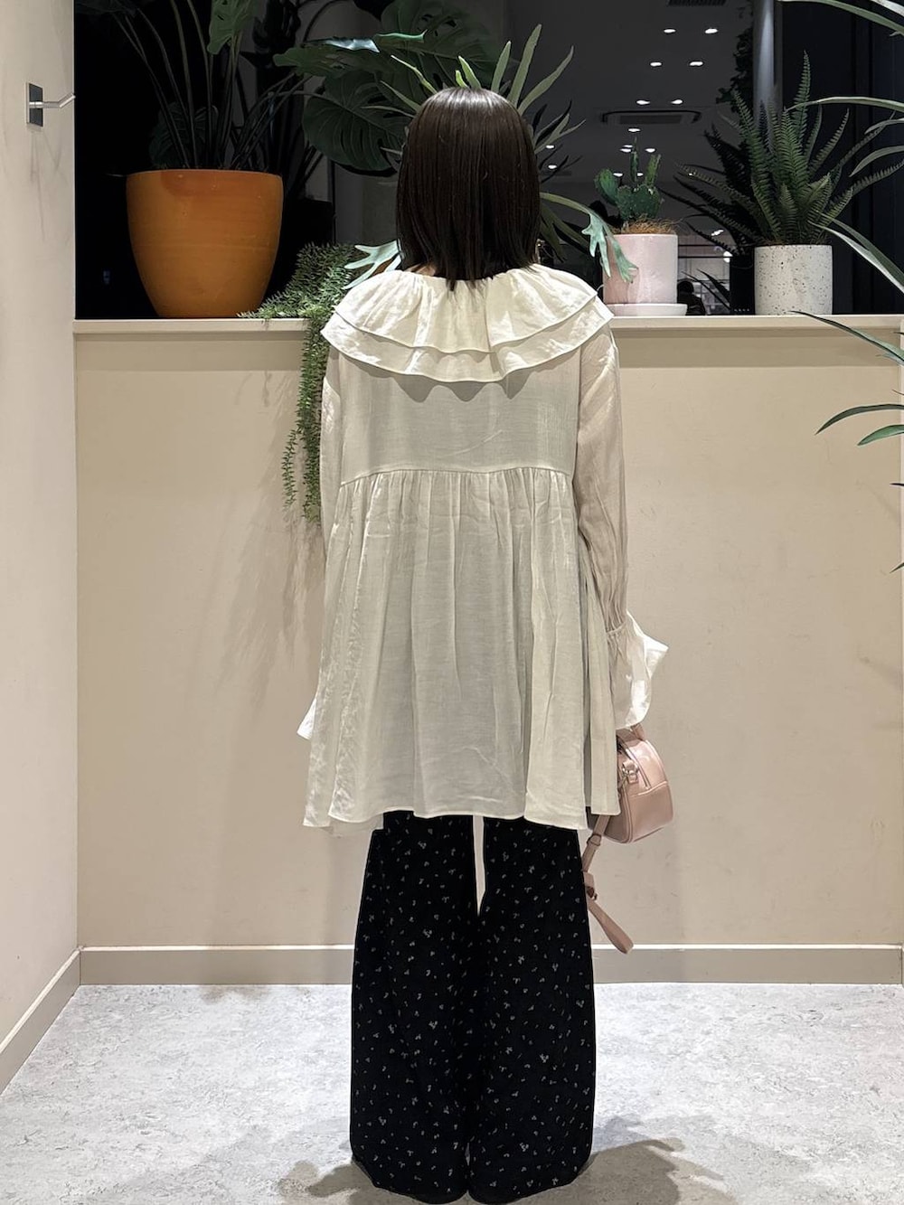 ピンク系のボストンバッグ、ブラック系のサンダル、ホワイト系のシャツ/ブラウスを着用したレディースの春コーディネートの3枚目の写真