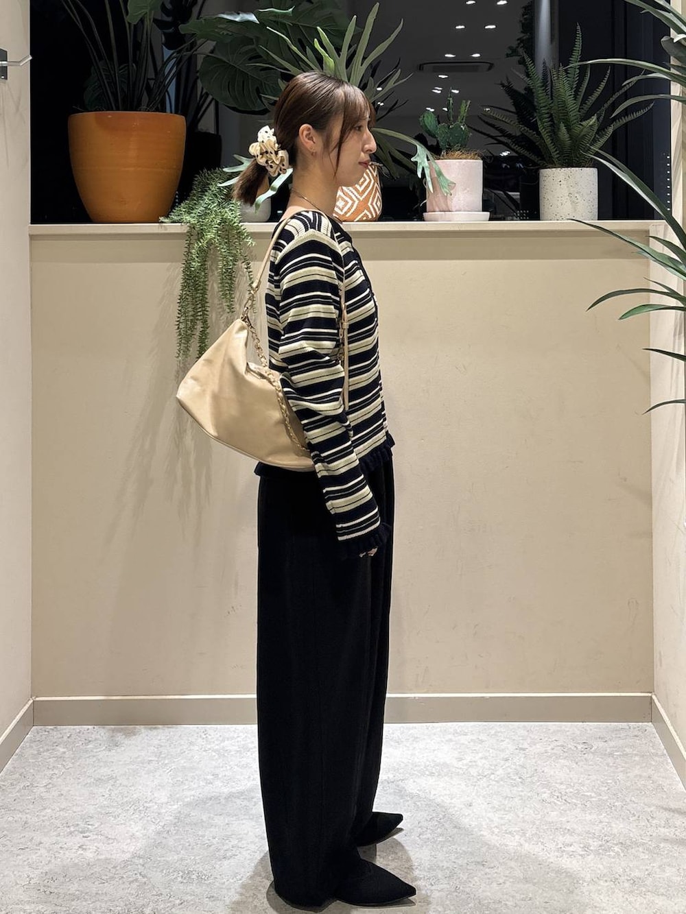 ブラック系のその他パンツ、ベージュ系のショルダーバッグ、ブラック系のパンプスを着用したレディースの冬コーディネートの2枚目の写真