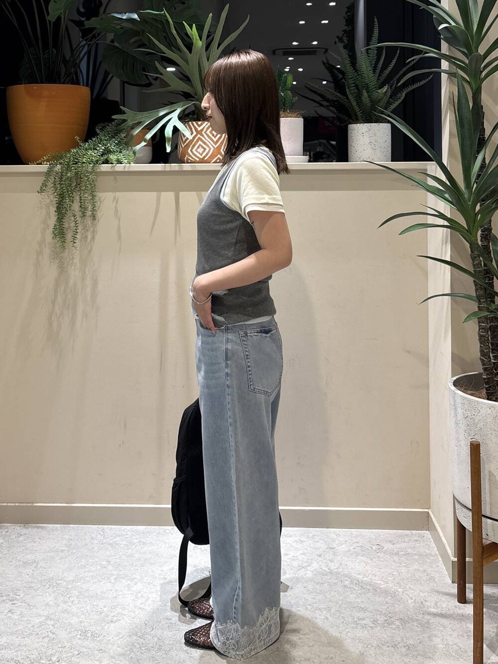ブルー系のタンクトップ、グレー系のタンクトップ、ブルー系のデニムパンツを着用したレディースの夏コーディネートの2枚目の写真