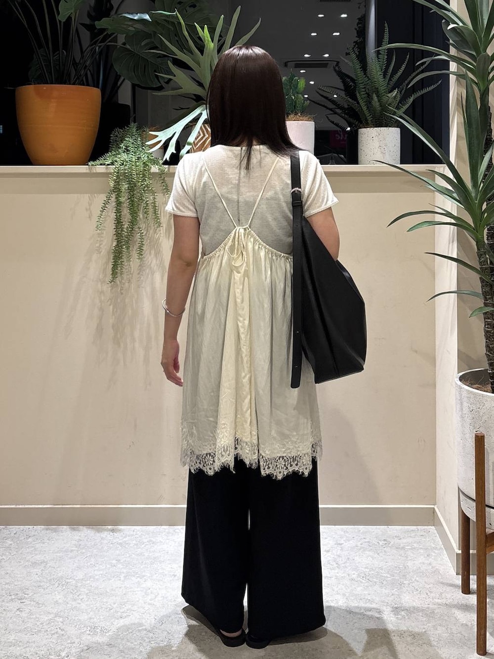 ブラック系のショルダーバッグ、ブラック系のその他パンツ、ブラック系のサンダルを着用したレディースの夏コーディネートの3枚目の写真