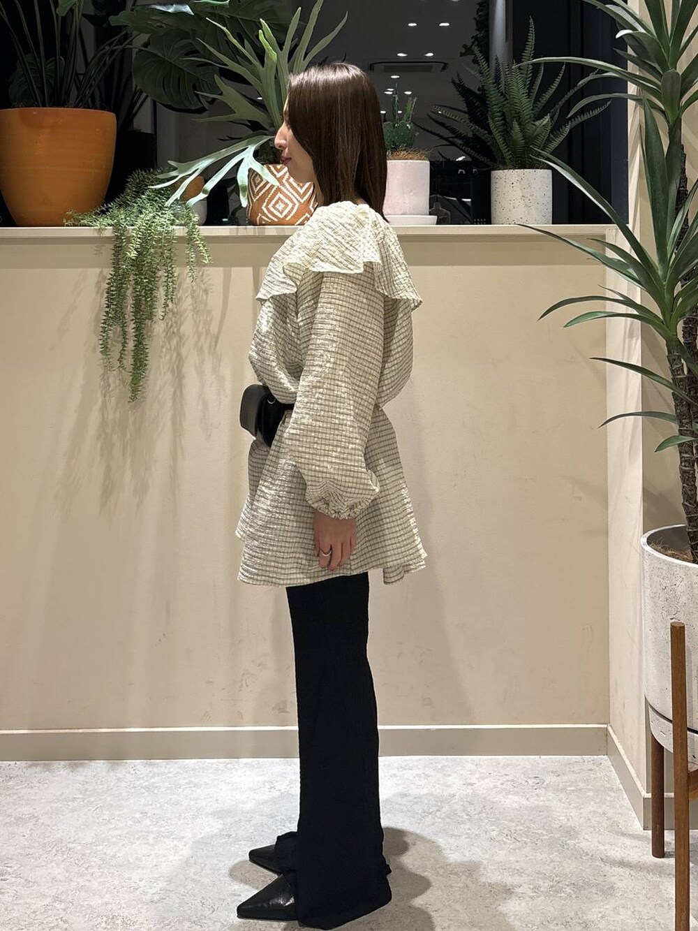 ブラック系のボディバッグ/ウエストポーチ、ブラック系のその他パンツ、ブラック系のサンダルを着用したレディースの春コーディネートの2枚目の写真