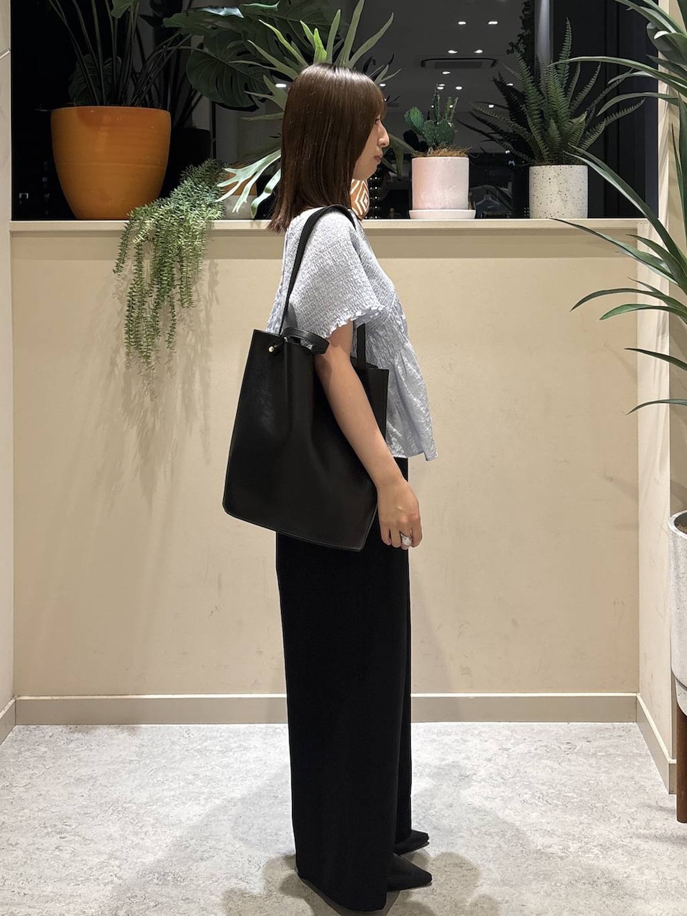 ブラック系のその他パンツ、シルバー系のタンクトップ、ブラック系のトートバッグを着用したレディースの夏コーディネートの4枚目の写真