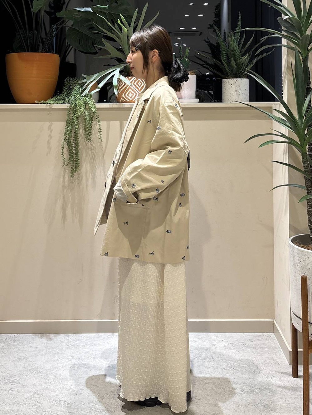 ブラック系のショルダーバッグ、ブラック系のローファー、ホワイト系のワンピースを着用したレディースの春コーディネートの2枚目の写真