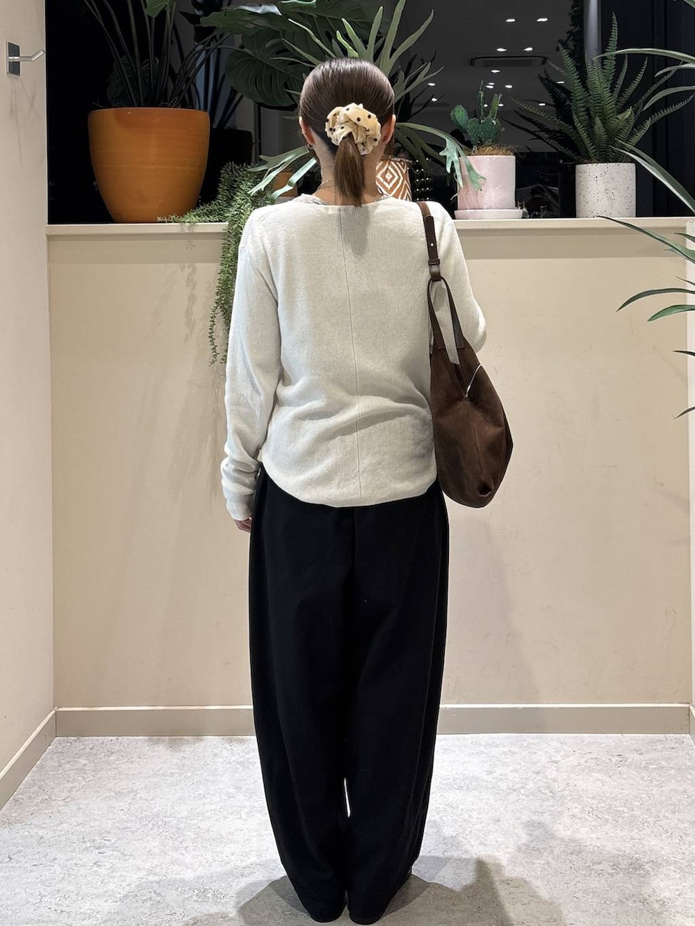 ブラック系のその他パンツ、ホワイト系のニット/セーター、ブラック系のローファーを着用したレディースの冬コーディネートの3枚目の写真