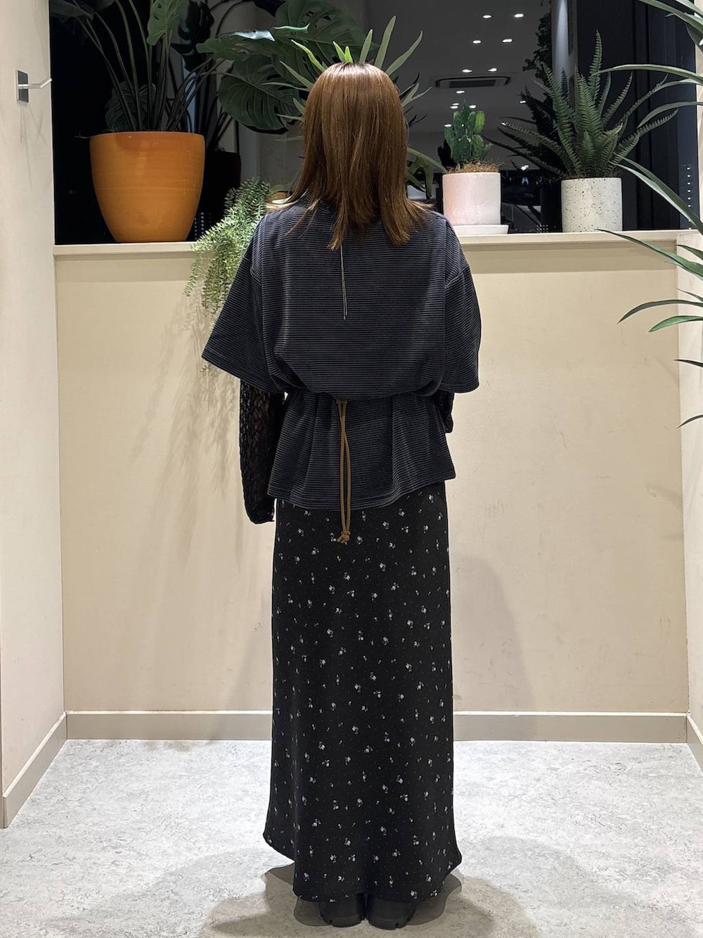 ブラック系のブーツ、イエロー系のボディバッグ/ウエストポーチ、グリーン系のTシャツ/カットソーを着用したレディースの秋コーディネートの3枚目の写真