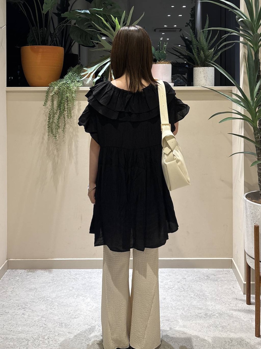 ブラック系のサンダル、ホワイト系のその他パンツ、ホワイト系のショルダーバッグを着用したレディースの夏コーディネートの3枚目の写真