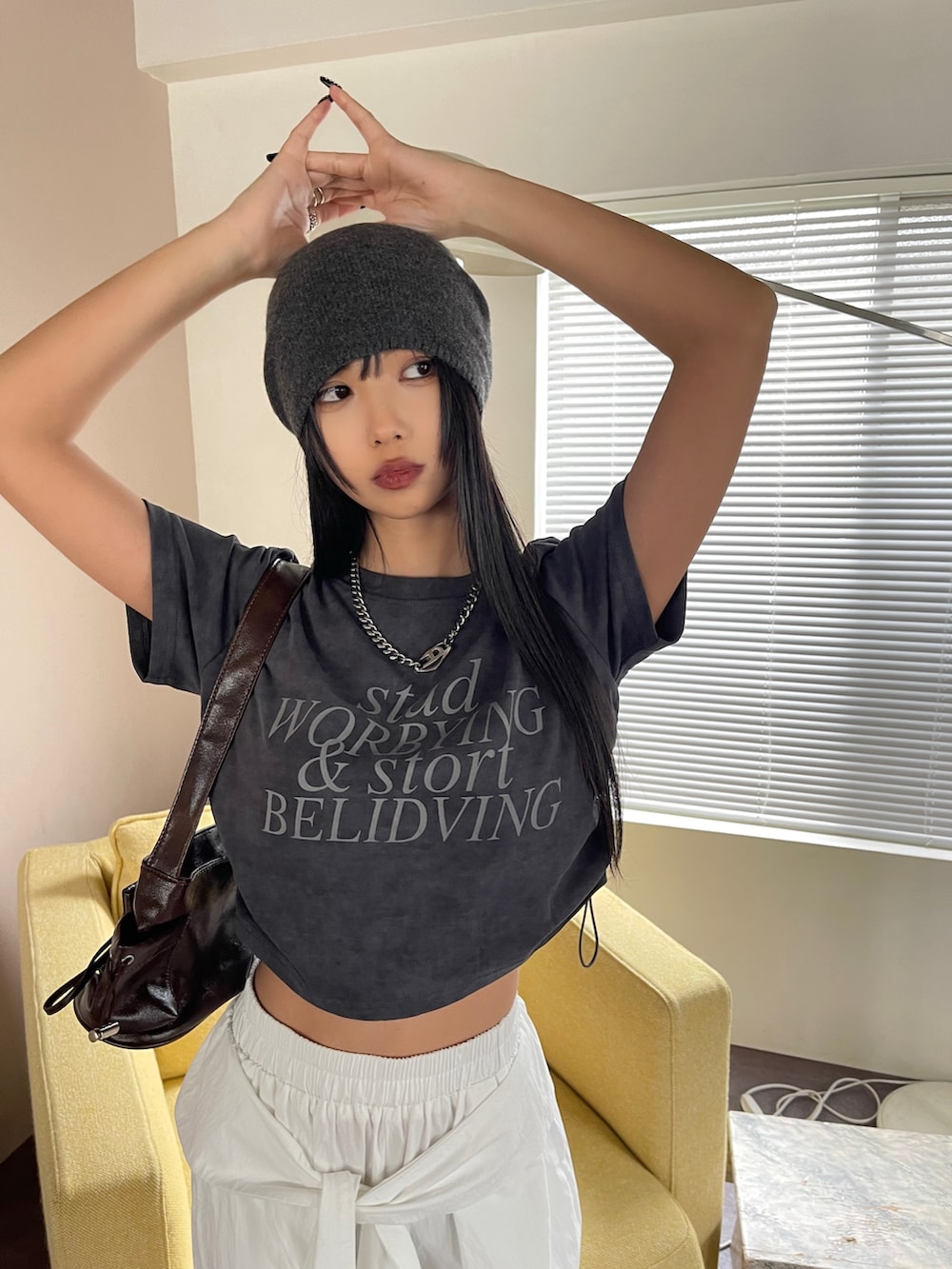 「スポーツミックス、黒Tシャツ、モノトーン、夏コーデ、韓国ファッション、シンプルカジュアル、ラフコーデ、おしゃれさんと繋がりたい、最近のいい感じコーデ」｜「VQのWaist wrap wide cargo pants / シャツ腰巻き風 ワイドカーゴパンツ / ツナギを着ている様にコーデが出来るギミックが◎（カーゴパンツ、ホワイト系）」を使った、additionstoreさん（レディース・160cm）の夏コーディネートの4枚目の写真