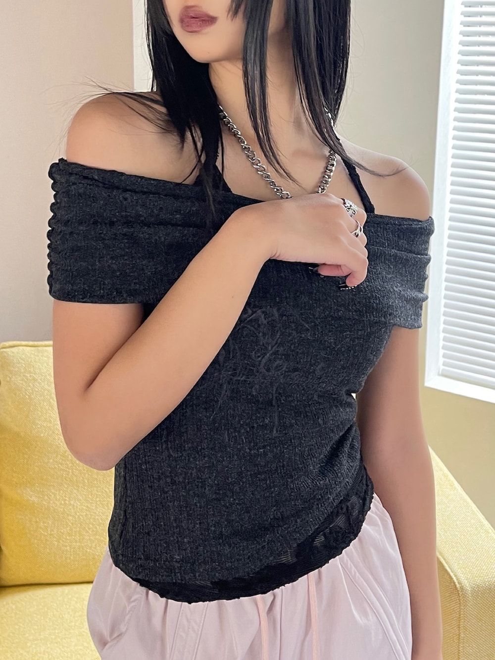「モノトーン」｜「VQのHem lace Layered Off the shoulder Short sleeve T-shirt / 裾レースレイヤード ホルターネック オフショルダー 半袖T / 裾からチラッと見えるレースが可愛いオフショルダー。（Tシャツ/カットソー、ブラック系）」を使った、additionstoreさん（レディース・160cm）の春コーディネートの2枚目の写真