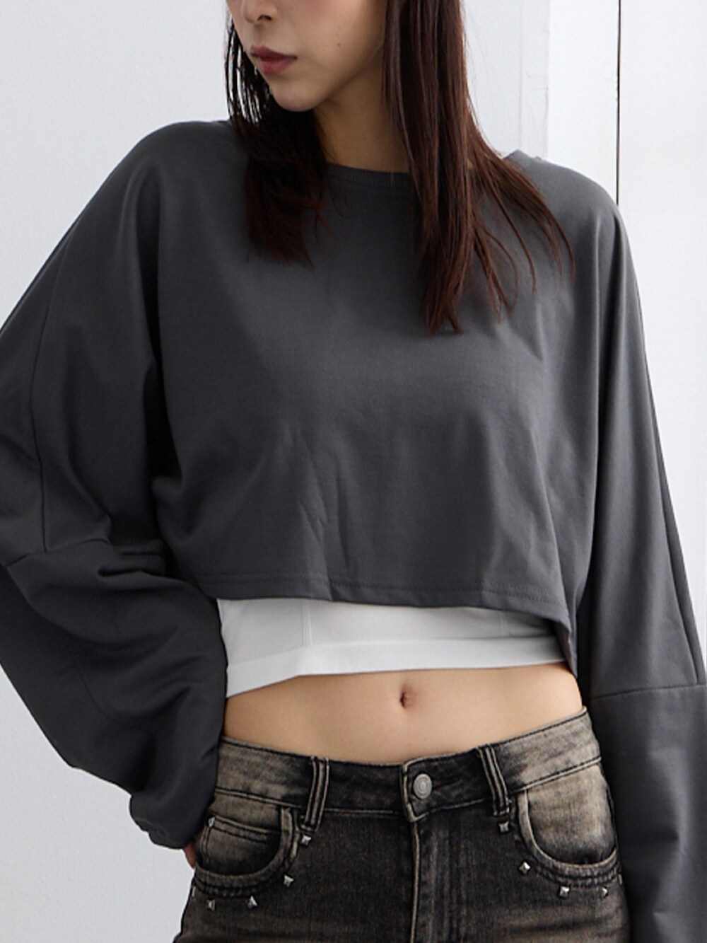 グレー系のTシャツ/カットソー、グレー系のデニムパンツ、ブラック系のキャップを着用したレディースの秋コーディネートの2枚目の写真