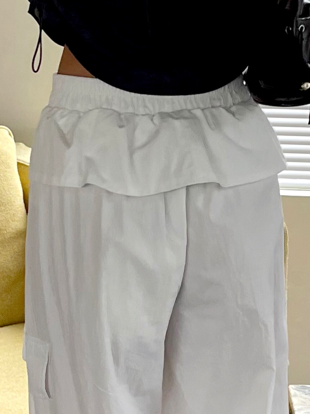 ホワイト系のカーゴパンツを着用したレディースの夏コーディネートの3枚目の写真