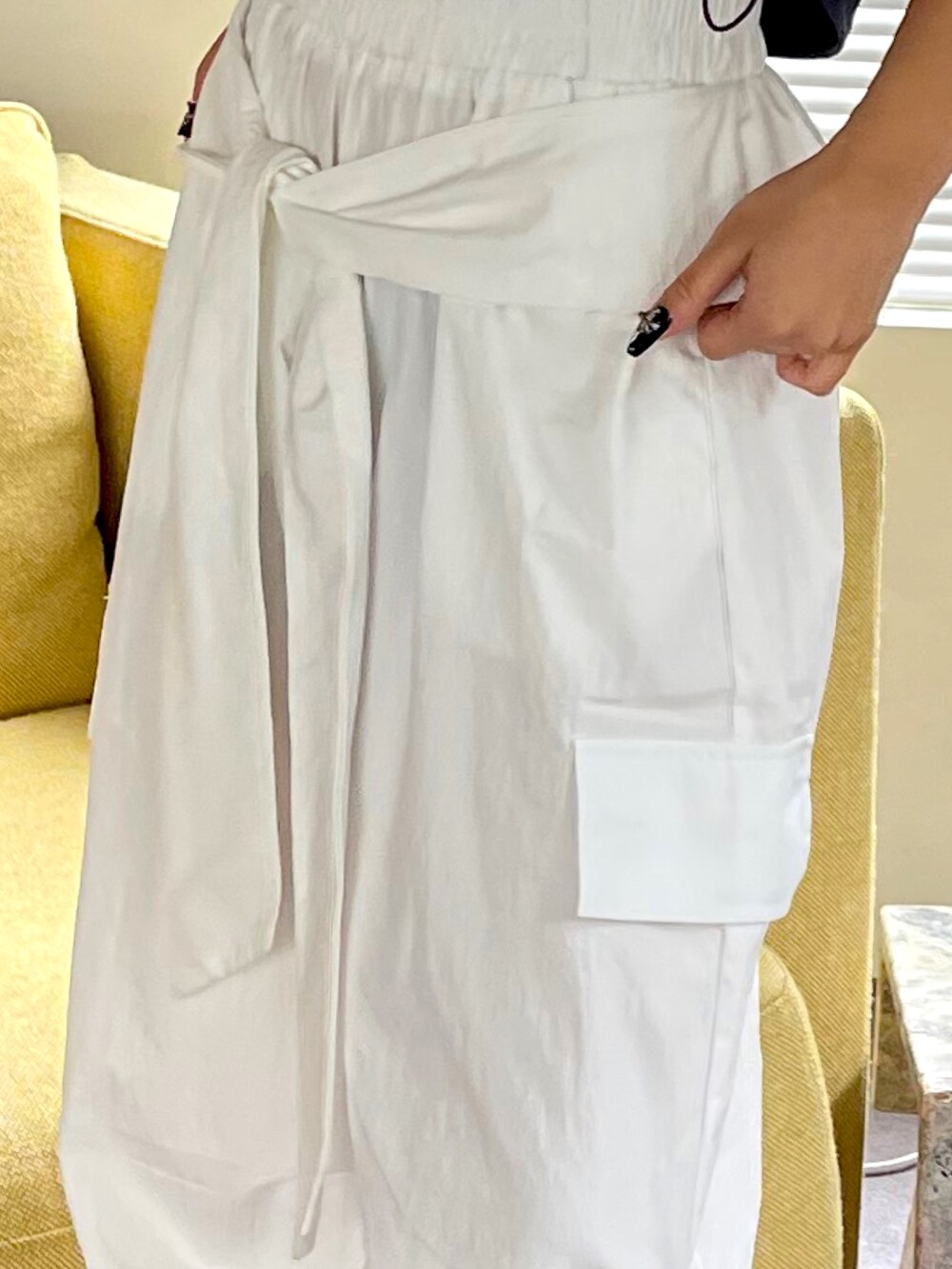 ホワイト系のカーゴパンツを着用したレディースの夏コーディネートの2枚目の写真