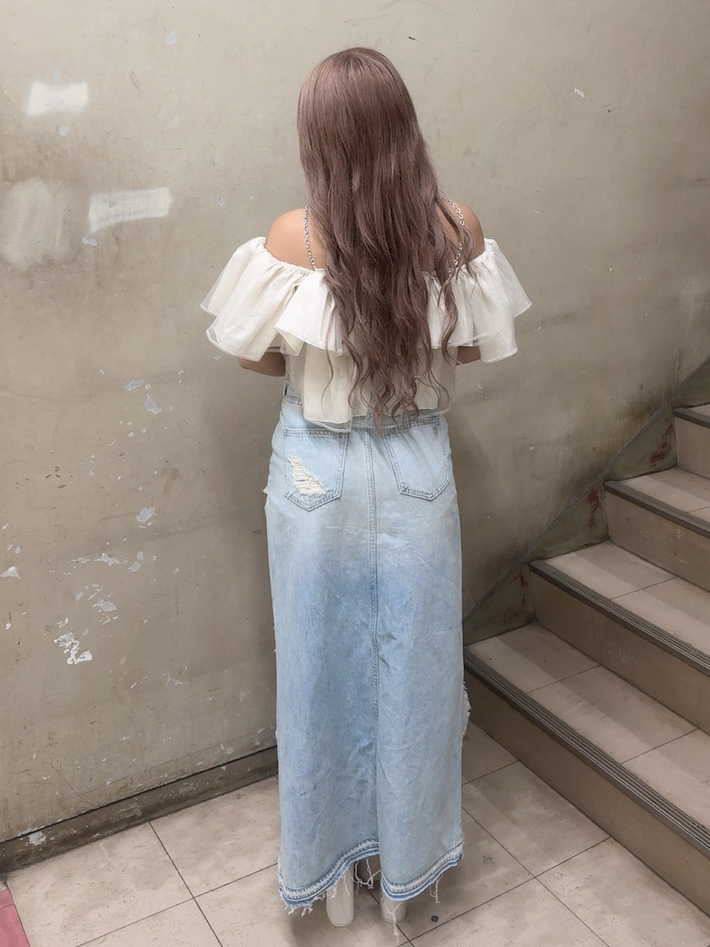ベージュ系のシャツ/ブラウス、ブルー系のデニムスカート、ホワイト系のサンダルを着用したレディースの夏コーディネートの3枚目の写真