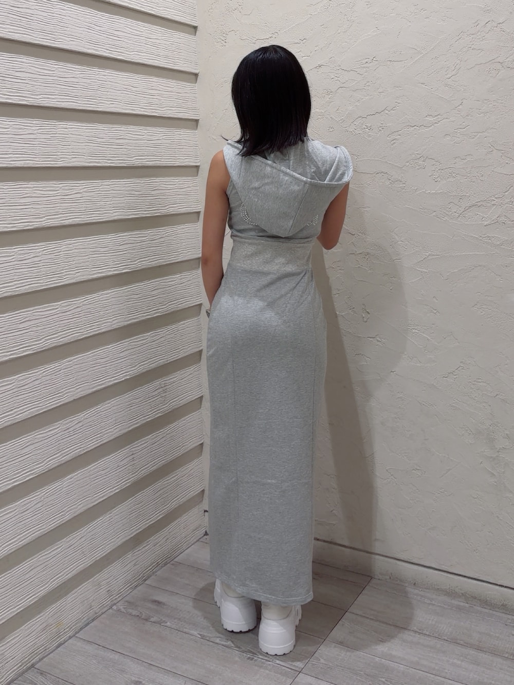 グレー系のワンピース、ホワイト系のスニーカーを着用したレディースの夏コーディネートの3枚目の写真