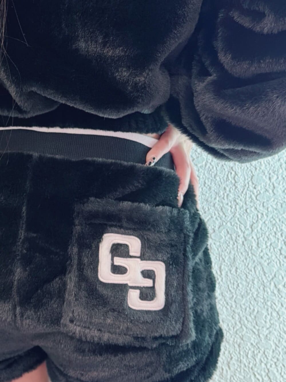 ブラック系のブーツ、ブラック系のTシャツ/カットソー、ブラック系のその他パンツを着用したレディースの秋コーディネートの4枚目の写真