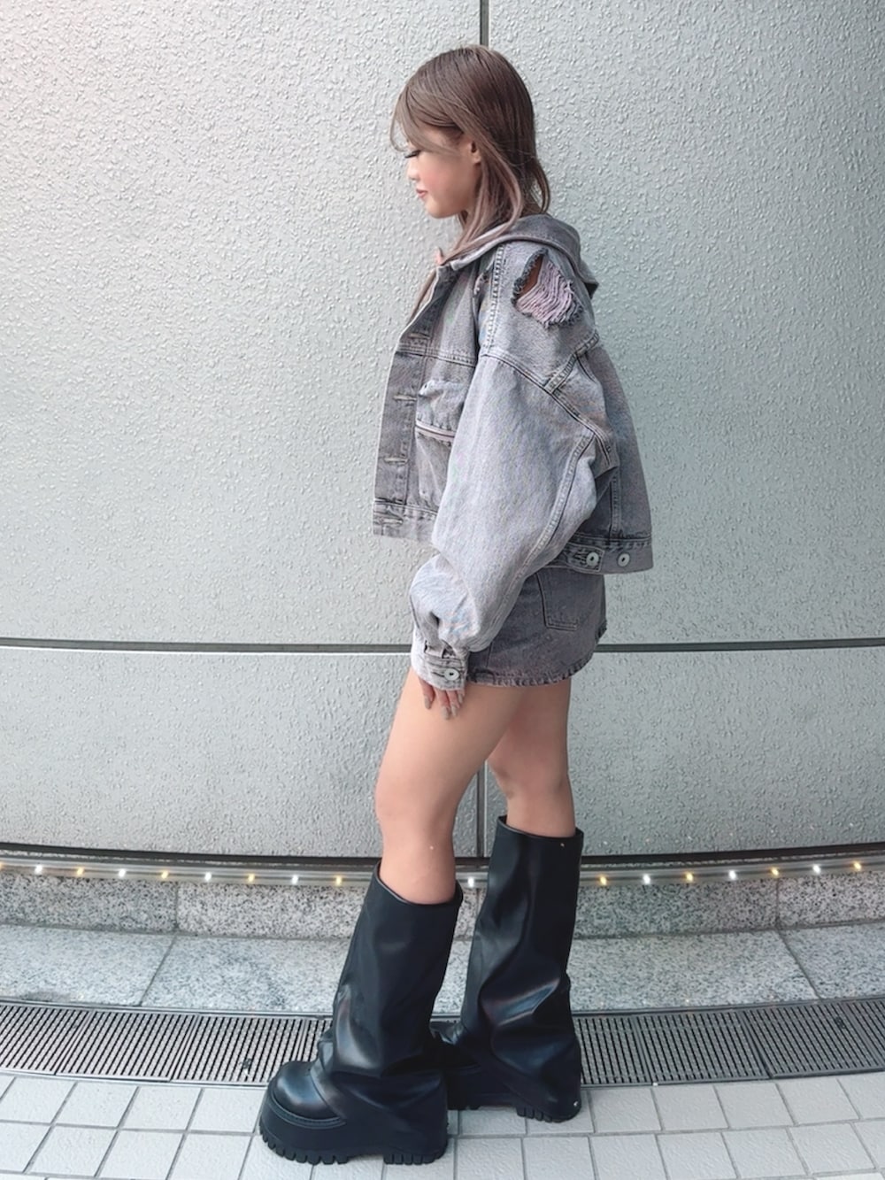 ピンク系のデニムジャケット、ブラック系のキャミソール、ピンク系のデニムスカートを着用したレディースの夏コーディネートの2枚目の写真